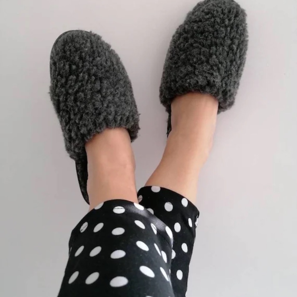 Universal Thread Slippers Womens 7.5 Margot Mules Gray Faux Fur Comfort Slip On - Picture 9 of 16